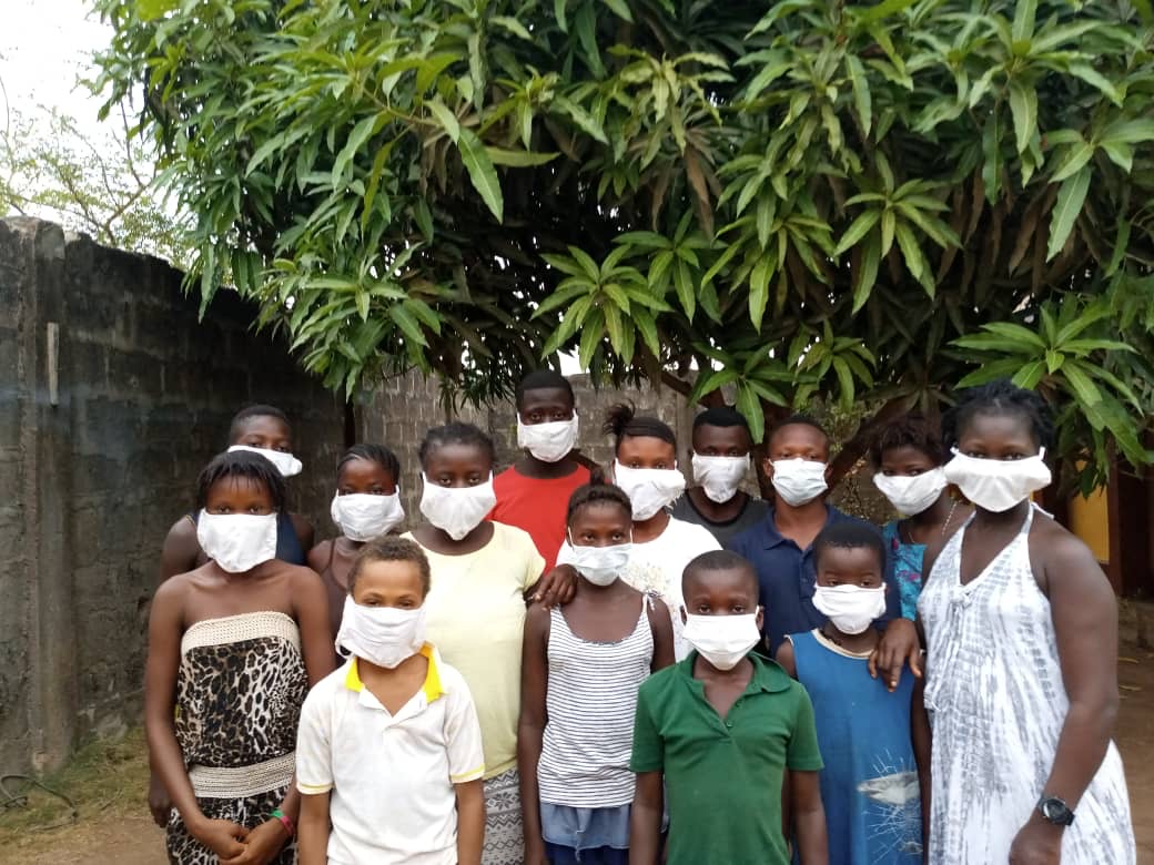 Auszubildende nähen Schutzmasken