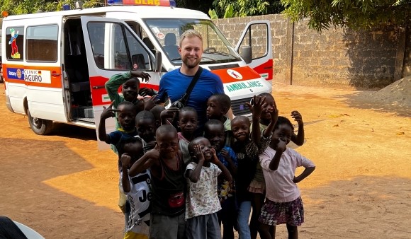 Zahnarzt Benedikt Proff umringt von Kindern